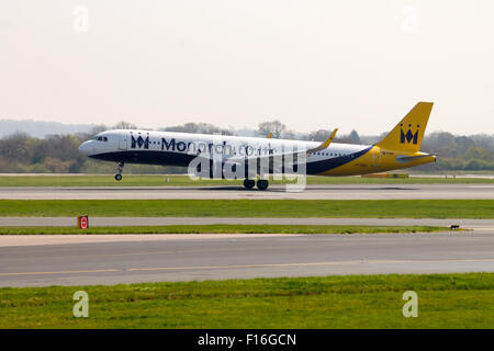 La Monarch Airlines Airbus A321 l'atterraggio all'Aeroporto di Manchester. Foto Stock