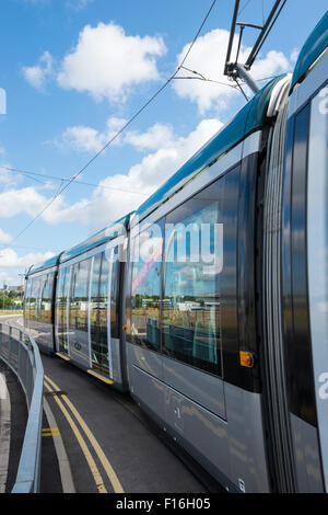 Un Nottingham il tram in esecuzione su il recentemente aperto linea attraverso i prati, Nottinghamshire England Regno Unito Foto Stock