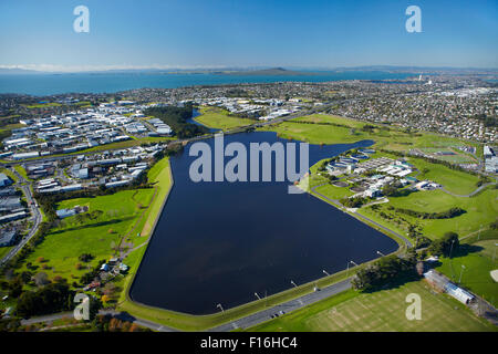 Rosedale Dam e Rosedale impianto di trattamento delle acque reflue, Auckland, Isola del nord, Nuova Zelanda - aerial Foto Stock