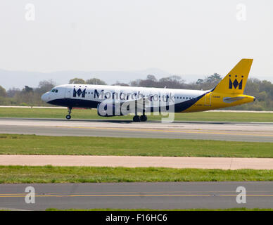 La Monarch Airlines Airbus A320 l'atterraggio all'Aeroporto di Manchester. Foto Stock