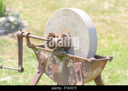 Circolari in pietra di affilatura con maniglia utilizzata per affilare utensili agricoli in agriturismo in Francia Foto Stock