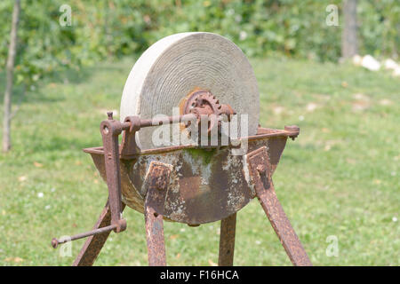 Circolari in pietra di affilatura con maniglia utilizzata per affilare utensili agricoli in agriturismo in Francia Foto Stock