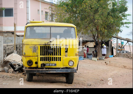 ANGOLA strada di Calulo, antico oriente camion tedesco IFA W50 che è stata prodotta in GDR Repubblica democratica tedesca fornita come un aiuto allo sviluppo a favore dell'Angola nel 80s Foto Stock