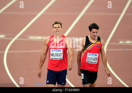 Pechino, Cina. 28 Agosto, 2015. Adam Sebastian Helcelet (L) della Repubblica ceca e Thomas Van Der Plaetsen del Belgio reagire dopo la 400m la concorrenza degli uomini decathlon presso la IAAF 2015 Campionati del mondo presso il "nido" dello Stadio Nazionale di Pechino, capitale della Cina, e il agosto 28, 2015. Credito: Yue Yuewei/Xinhua/Alamy Live News Foto Stock