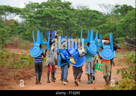 ANGOLA, Kwanza Sul, villaggio Kassombo, i bambini che vanno a scuola ogni bambino deve portare la propria sedia in plastica Foto Stock