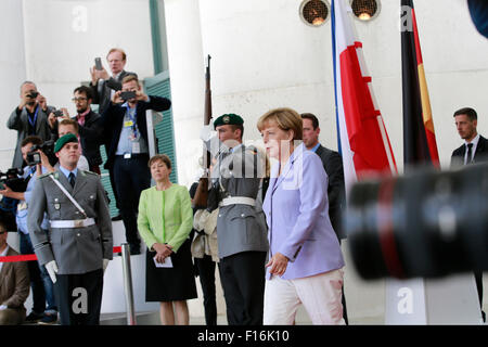 Berlino, Germania. 28 agosto, 2015. Il cancelliere tedesco Angela Merkel si compiace andrzej duda, presidente della repubblica di Polonia presso la cancelleria tedesca a Berlino, in Germania il 28 agosto 2015. / Foto: Andrzej duda, presidente della repubblica di Polonia si stringono la mano con il cancelliere tedesco Angela Merkel a Berlino credito: reynaldo chaib paganelli/alamy live news Foto Stock