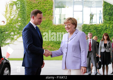 Berlino, Germania. 28 agosto, 2015. Il cancelliere tedesco Angela Merkel si compiace andrzej duda, presidente della repubblica di Polonia presso la cancelleria tedesca a Berlino, in Germania il 28 agosto 2015. / Foto: Andrzej duda, presidente della repubblica di Polonia si stringono la mano con il cancelliere tedesco Angela Merkel a Berlino credito: reynaldo chaib paganelli/alamy live news Foto Stock