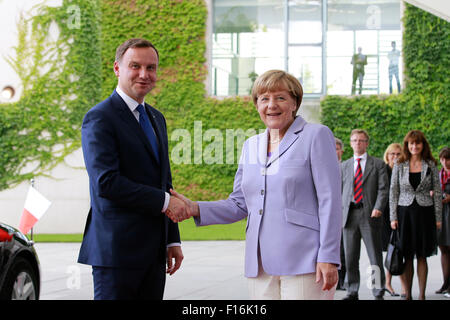 Berlino, Germania. 28 agosto, 2015. Il cancelliere tedesco Angela Merkel si compiace andrzej duda, presidente della repubblica di Polonia presso la cancelleria tedesca a Berlino, in Germania il 28 agosto 2015. / Foto: Andrzej duda, presidente della repubblica di Polonia si stringono la mano con il cancelliere tedesco Angela Merkel a Berlino credito: reynaldo chaib paganelli/alamy live news Foto Stock