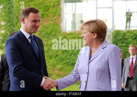 Berlino, Germania. 28 agosto, 2015. Il cancelliere tedesco Angela Merkel si compiace andrzej duda, presidente della repubblica di Polonia presso la cancelleria tedesca a Berlino, in Germania il 28 agosto 2015. / Foto: Andrzej duda, presidente della repubblica di Polonia si stringono la mano con il cancelliere tedesco Angela Merkel a Berlino credito: reynaldo chaib paganelli/alamy live news Foto Stock