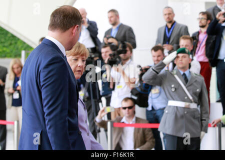 Berlino, Germania. 28 Agosto, 2015. Il cancelliere tedesco Angela Merkel si compiace Andrzej Duda, Presidente della Repubblica di Polonia presso la cancelleria tedesca a Berlino, in Germania il 28 agosto 2015. / Foto: Andrzej Duda, Presidente della Repubblica di Polonia si stringono la mano con il Cancelliere tedesco Angela Merkel a Berlino Credito: Reynaldo Chaib Paganelli/Alamy Live News Foto Stock