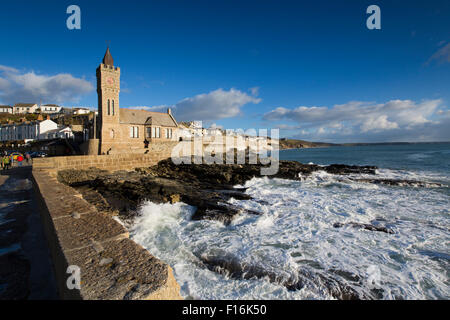 Porthleven; Pier e la Torre dell Orologio Cornwall, Regno Unito Foto Stock