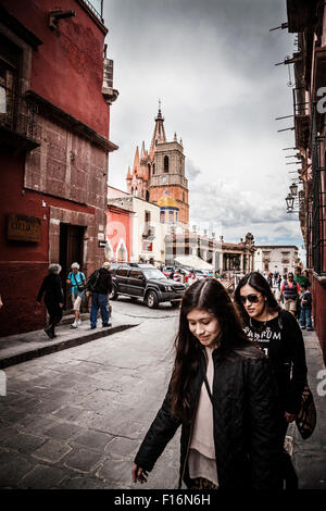 Una pittoresca strada scena affascinante in San Miguel De Allende, Messico Foto Stock