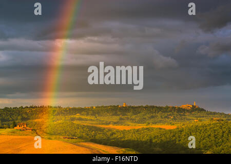 Rainbow con famosi cipressi nel cuore della Toscana vicino a Pienza, Italia Foto Stock