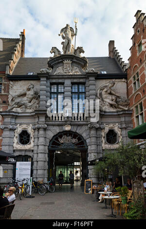 Il vecchio mercato del pesce con la statua del dio romano Nettuno con trident sopra l'entrata in Ghend, Belgio Foto Stock