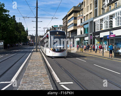 Dh Princes Street Edinburgh Scozia moderne vetture tram tram del Regno Unito trasporti i tracciafile Foto Stock