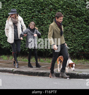 Kate Moss e la famiglia si vede fuori e circa nella zona nord di Londra 2013 Foto Stock