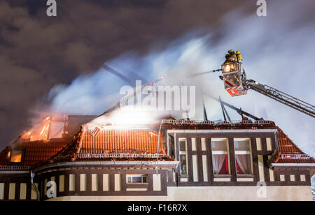 Berlino, Germania, lo scarico, il dipartimento dei vigili del fuoco con un incendio del tetto Foto Stock