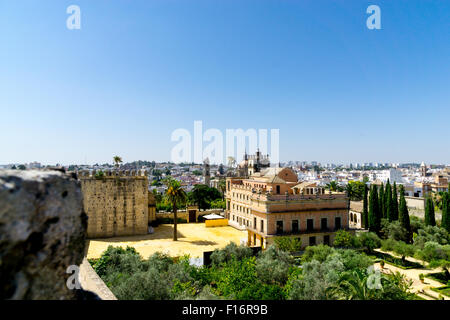 Jerez de la Frontera, Spagna. Vista su giardino dell'Alcazar e alla cattedrale e al di là di lo skyline della città Foto Stock