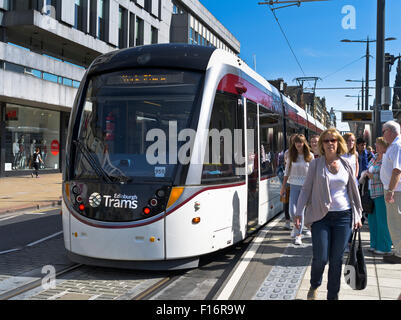 Dh Princes Street Edinburgh dello sbarco di passeggeri tram Edinburgh Princes Street fermata del tram station Foto Stock