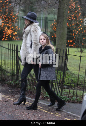 Kate Moss e la famiglia si vede fuori e circa nella zona nord di Londra 2013 Foto Stock