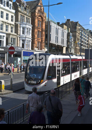 Dh Princes Street Edinburgh Edinburgh tram Princes Street Regno Unito moderno tram Foto Stock