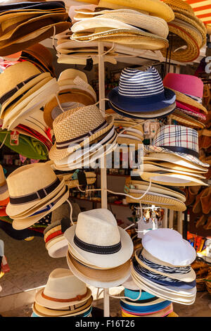 Cappelli estivi appeso su un appendiabiti in negozio Foto Stock