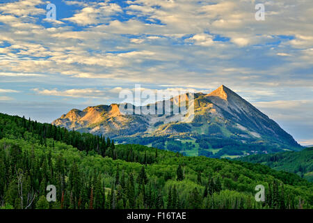 La Foresta Nazionale di Gunnison e Mt. Crested Butte (12,162 ft.), vicino a Crested Butte, Colorado, STATI UNITI D'AMERICA Foto Stock