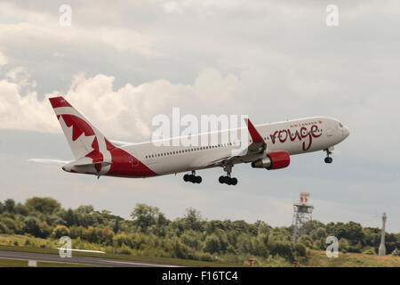 Air Canada Rouge Boeing 767-33A(ER) prendendo il largo all'Aeroporto di Manchester (Regno Unito). Foto Stock