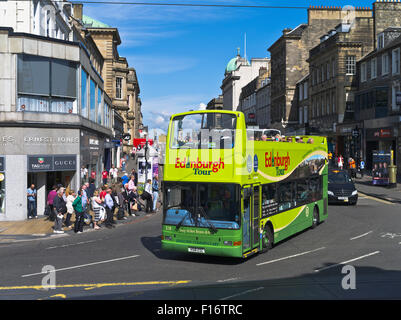 Dh Princes Street Edinburgh City Sightseeing Edinburgh bus tour open top double decker Foto Stock