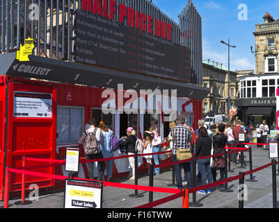 Dh Edinburgh Fringe Festival Fringe Festival Edinburgh Fringe Festival ticket booth metà prezzo hut box office di turisti Foto Stock