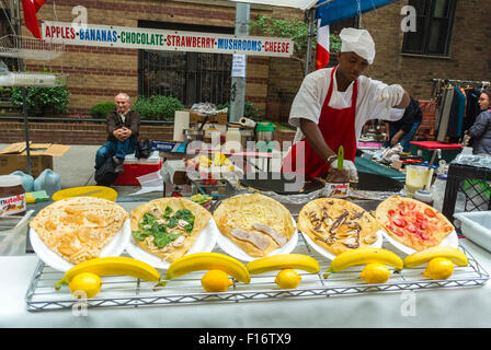 New York City, USA, uomo che lavora alla Street Food Stall, con pizze in esposizione al Chelsea Flea Market, Street Vendor, Pizzeria Foto Stock