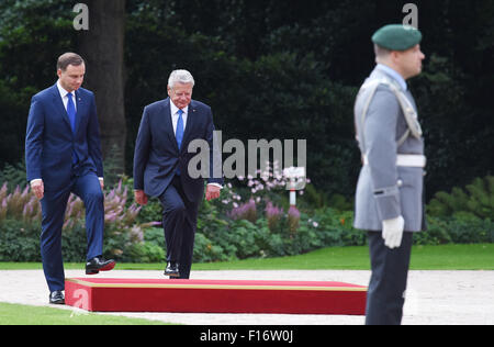 Berlino, Germania. 28 Agosto, 2015. Presidente polacco Andrzej Duda (L) è accolta con gli onori militari dal Presidente tedesco Joachim Gauck nel giardino di Schloss Bellevue di Berlino, Germania, 28 agosto 2015. Foto: RAINER JENSEN/DPA/Alamy Live News Foto Stock