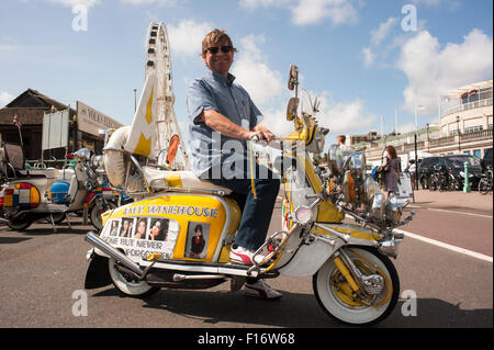 Brighton, Inghilterra, Regno Unito. Il 28 agosto 2015. Brighton modernista e 60s Weekender inizia con un tempo fantastico. Schiere di piloti sono arrivati sul lungomare di Brighton di mostrare i loro scooter personalizzato durante il weekend. Qui, Jerry Churchill, da Bristol, è fotografato con il suo scooter, un tributo a Amy Winehouse morto nel 2011, e apparentemente una volta girato lo scooter. Parole sullo scooter leggere; 'Amy Winehouse Andato ma mai dimenticato". Il caso che ci si aspetta di attirare centinaia di Mods corre da 28 - 30 agosto 2015. Credito: Francesca Moore/Alamy Live News Foto Stock