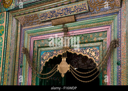 India, Jammu e Kashmir Srinagar, Khanqah-mi-Mu'ala, Shah Hamdan moschea ingresso con catena di santo sopra le porte, Foto Stock