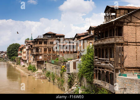 India, Jammu e Kashmir Srinagar, storico di vecchi edifici sulle rive del fiume Jhelum Foto Stock