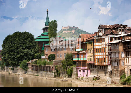 India, Jammu e Kashmir Srinagar, storico Khanqah-mi-Mu'ala, Shah Hamdan moschea sulle rive del fiume Jhelum Foto Stock