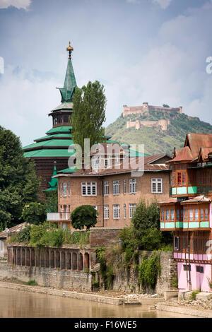 India, Jammu e Kashmir Srinagar, storico Khanqah-mi-Mu'ala, Shah Hamdan moschea sulle rive del fiume Jhelum Foto Stock