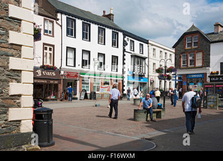Persone turisti visitatori che camminano per il centro della città in estate Keswick Cumbria Inghilterra Regno Unito GB Gran Bretagna Foto Stock