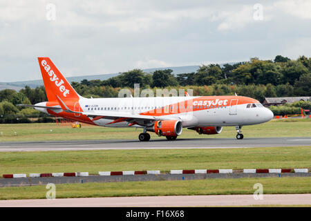 EasyJet Airbus A320-214 atterrato all'aeroporto di Manchester (Regno Unito) Foto Stock