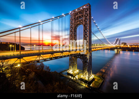 George Washington Bridge a sunrise in Fort Lee, NJ. George Washington Bridge è una sospensione ponte che attraversa il fiume Hudson c Foto Stock