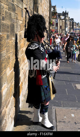 dh Lawnmarket THE ROYAL MILE EDINBURGH Scottish bagpipe player scotland kilt man Foto Stock