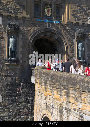 dh EDINBURGH CASTELLO EDIMBURGO Scozia turisti scattare foto ingresso turistico persone Foto Stock