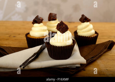 Tortini di vaniglia e rabboccato con brownie al cioccolato Foto Stock