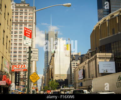 New York, Stati Uniti d'America. 28 Agosto, 2015. Un tabellone incompiuto vicino al Madison Square Garden è adornata con l immagine del Papa Francesco prima della sua visita a New York, visto il Venerdì, 28 agosto 2015. Il Santo Padre guiderà una massa al Madison Square Garden il 7 settembre 25 come parte del suo New York itinerario che può o non può includere una visita al Parco Centrale. Il Papa sarà negli Stati Uniti dal 7 settembre 22 In visita a Washington DC, New York e Philadelphia. Credito: Richard Levine/Alamy Live News Foto Stock