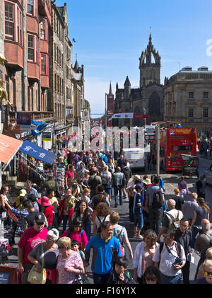 dh Lawnmarket THE ROYAL MILE EDINBURGH affollate Street tourists scotland view people affolled Summer city center Foto Stock