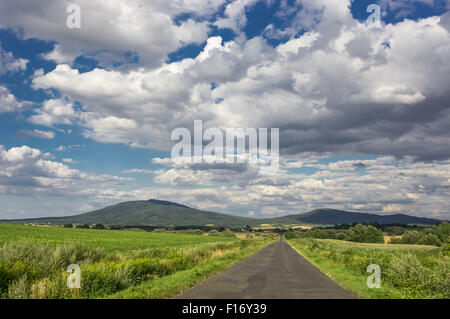 Drammatica grigio bianco cumulonimbus nuvole nel cielo sopra il Monte Sleza Bassa Slesia Polonia Foto Stock