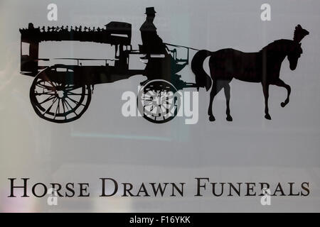 Pubblicità su una porta di vetro per il cavallo e funerali Foto Stock