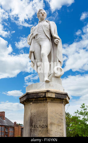 Statua di Ammiraglio Lord Nelson nella cattedrale vicino, Norwich, Norfolk, Inghilterra, Regno Unito Foto Stock