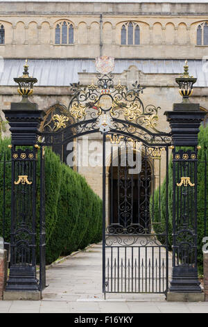 Ornato cancelli in ferro battuto di Tewkesbury Abbey, Gloucestershire, Foto Stock