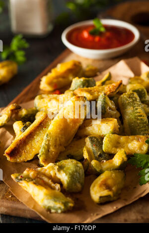 In casa le zucchine fritte le patatine fritte con salsa marinara Foto Stock